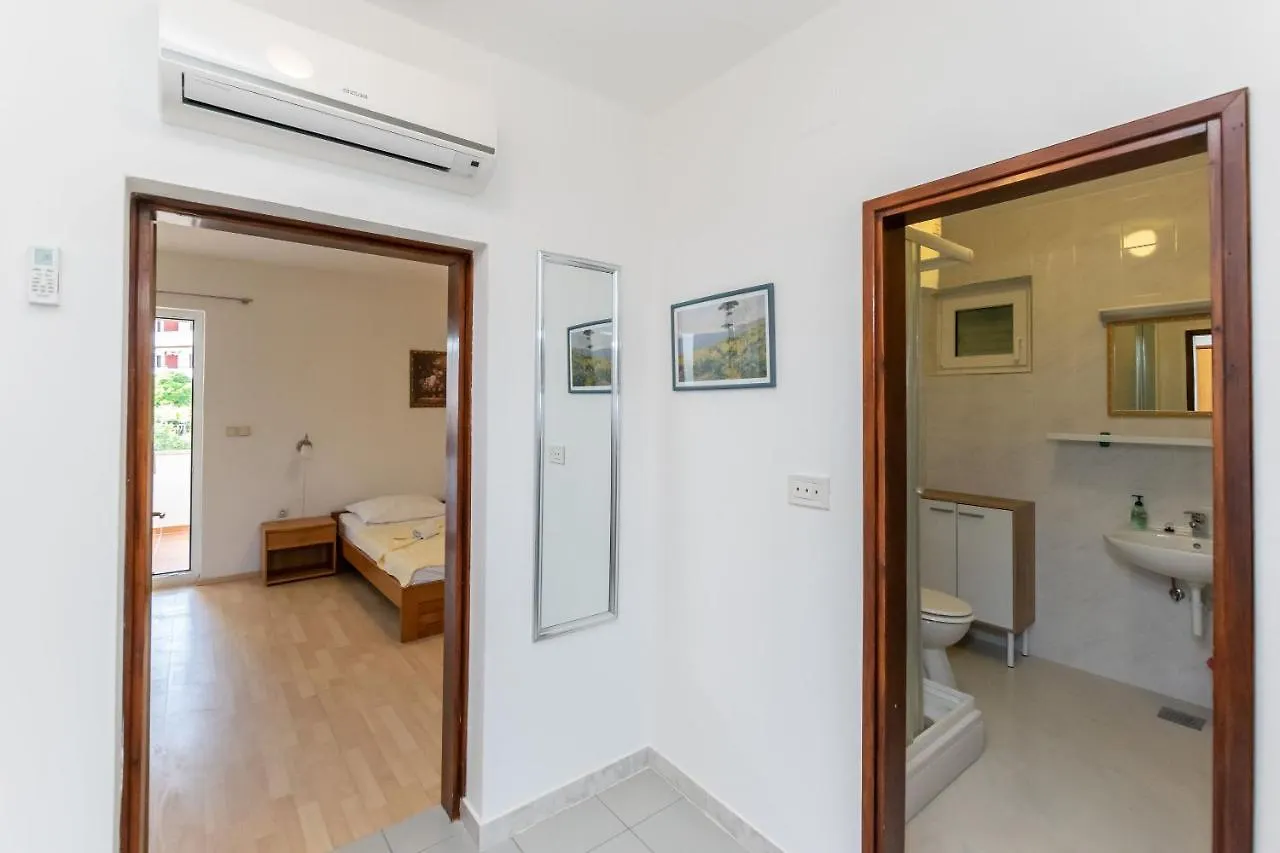 Apartments Ivan M Lopar 0*,