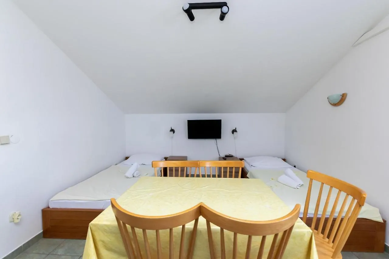 Apartments Ivan M Lopar 0*,