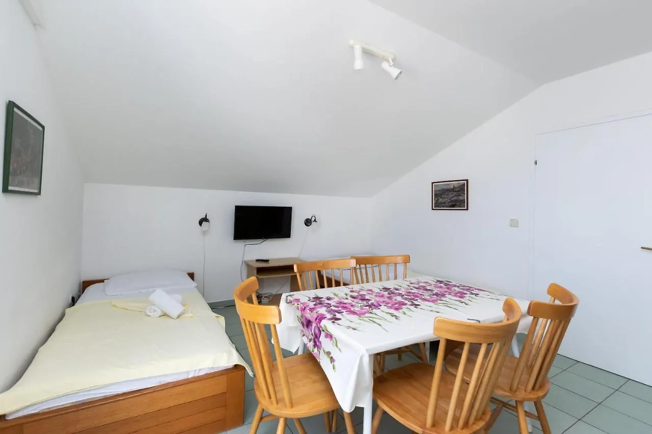 Apartments Ivan M Lopar