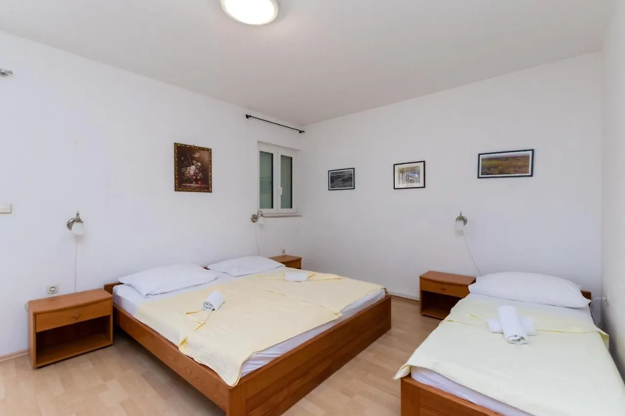 Apartments Ivan M Lopar